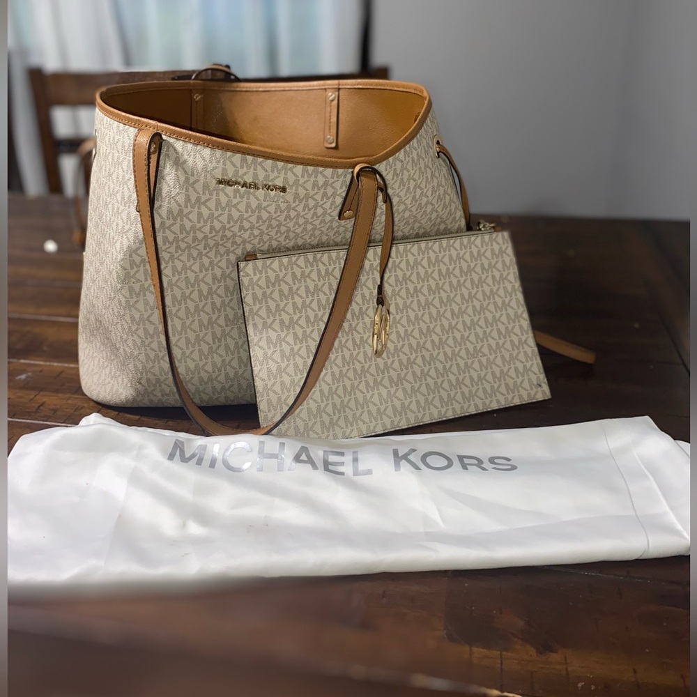 Micheal Kors voyager medium leather tote bag with matching wallet and dust bag